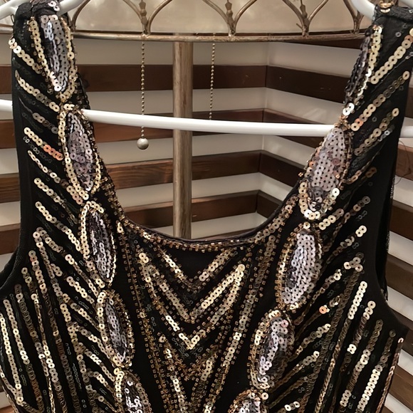 Black and gold perfect for holiday season - Picture 3 of 3